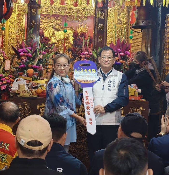 新北消特搜添利器 三重福安宮贈災情勘查車 35 《圖說》三重福安宮主委莊佩琴(左1)捐贈災情勘查車及救護器材,由新北消局長局長陳崇岳(右1)代表受贈。〈消防局提供〉