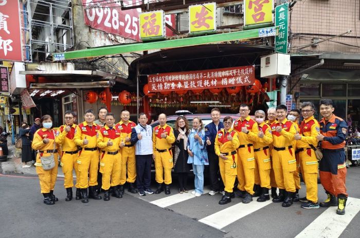 新北消特搜添利器 三重福安宮贈災情勘查車 42 《圖說》三重福安宮捐贈者與局長、特搜人員合照。〈消防局提供〉