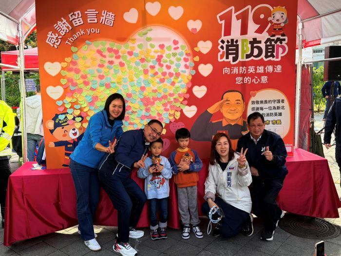 感謝打火英雄 「新北熊平安」 119 消防節寓教於樂 28 《圖說》侯友宜市長與2位曾經被消防人員接生的小朋友合影。〈消防局提供〉