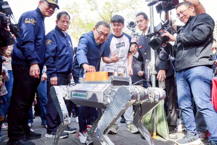 感謝打火英雄 「新北熊平安」 119 消防節寓教於樂 30 《圖說》侯友宜參觀高科技救災設備。〈消防局提供〉