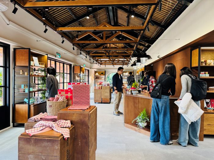 舊辦公室變身永續商店 淡古「滬尾公行」營運啟動 16 《圖說》淡水古蹟博物館首間以ESG理念打造的文化商店《滬尾公行》即日起正式開幕,全新亮相的空間延伸古蹟建築的氛圍,以永續設計為核心,結合友善環境的概念,提供遊客更舒適、多元的購物體驗。〈淡古提供〉