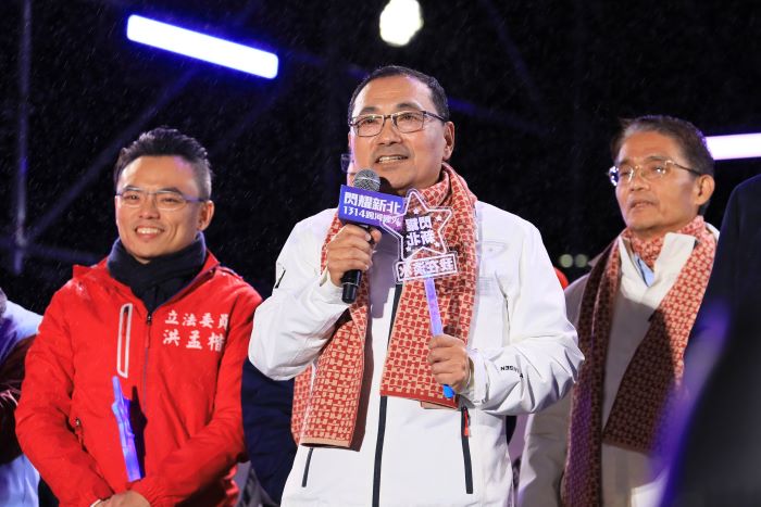 舊辦公室變身永續商店 淡古「滬尾公行」營運啟動 15 《圖說》市長侯友宜日前於「閃耀新北1314跨河煙火」活動中搶先配戴圍巾亮相。〈淡古提供〉