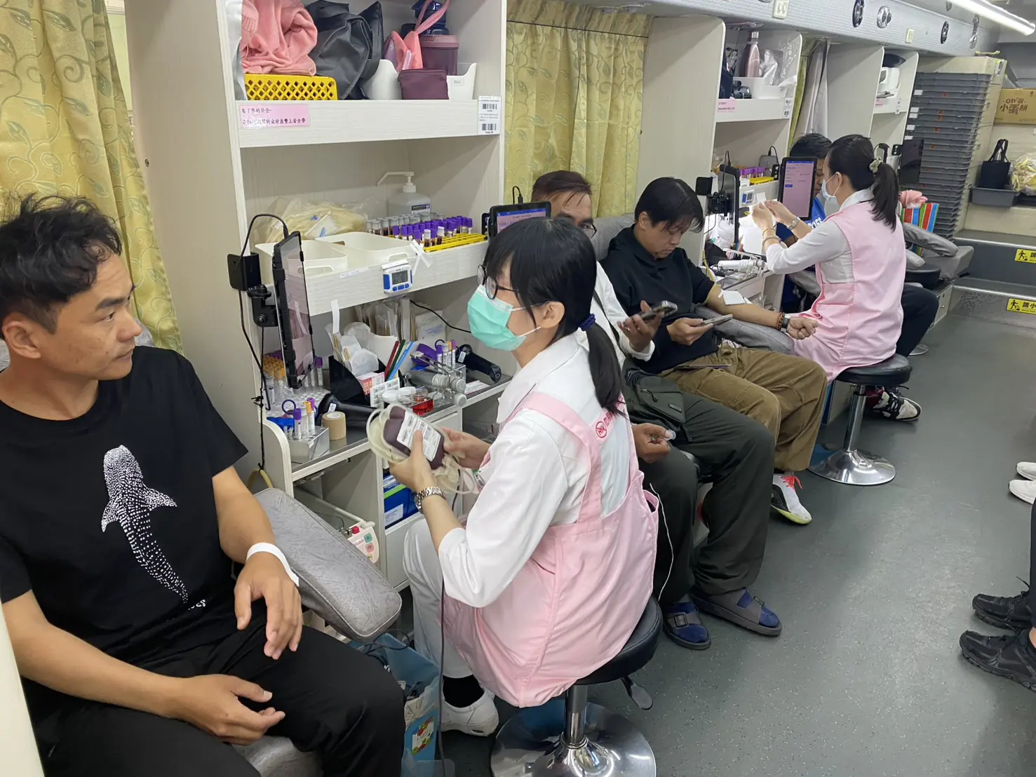 熱血迎新春 中市環保局清潔隊挽袖捐血做公益 熱血迎新春 中市環保局清潔隊挽袖捐血做公益