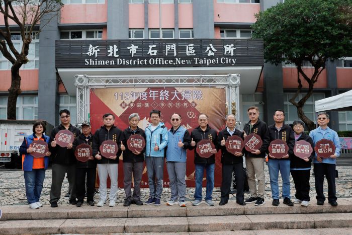 新北年終大掃除啟動 石門區率先 「馬」力全開 38 《圖說》石門吳家兆區長與環保志義工一同清掃環境。〈環保局提供〉