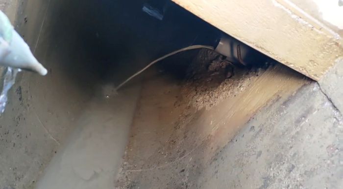 民眾熱心稽查員迅速應變 工地汙染無所遁形 22 《圖說》灰色泥水排放至聯外溝渠污染河川。〈環保局提供〉