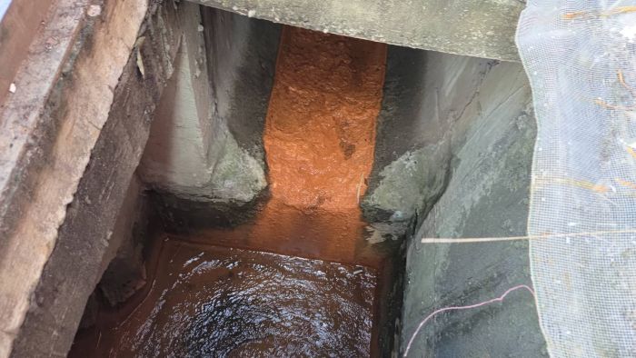 民眾熱心稽查員迅速應變 工地汙染無所遁形 21 《圖說》土紅色色素沉積於水溝中。〈環保局提供〉