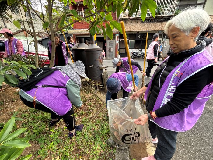 新北年終大掃除啟動 石門區率先 「馬」力全開 40 《圖說》石門區尖鹿里環保志義工整理環境。〈環保局提供〉