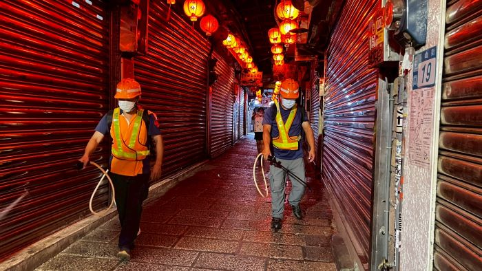 起薪3.2萬元 新北環保局招考儲備駕駛、清潔隊員 63 《圖說》清潔隊員執行環境清潔消毒業務。〈環保局提供〉