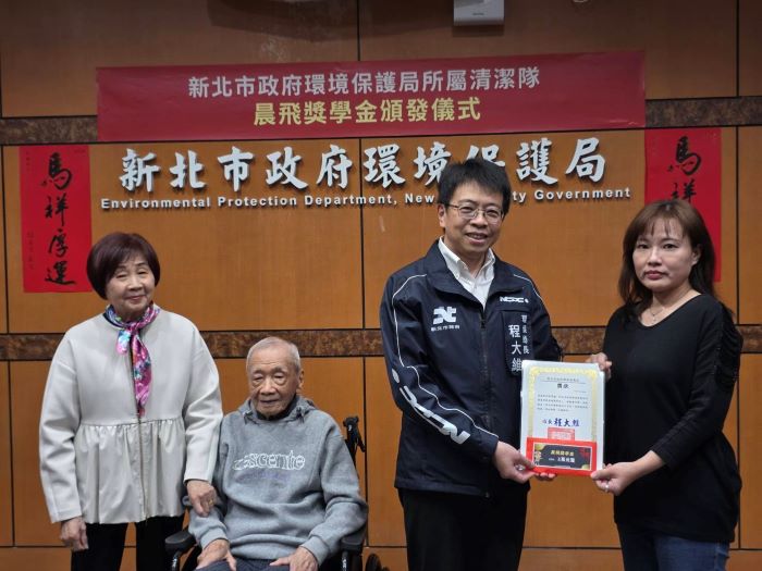 守護城市無名英雄 陳輝善心捐百萬獎助學金 28 《圖說》環保局長程大維頒發獎狀--林建緯同學媽媽代表領獎。〈環保局提供〉