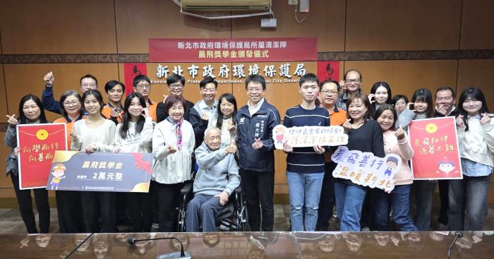 守護城市無名英雄 陳輝善心捐百萬獎助學金 26 《圖說》環保局長程大維〈中〉感謝晨飛獎學金及急難救助金協助,肯定清潔隊員的付出,也展現公私協力共同照顧基層人員的正向力量。〈環保局提供〉