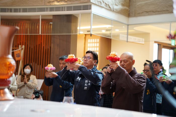 以行動支持永續 靈鷲山捐贈新北密封壓縮式垃圾車 26 《圖說》靈鷲山聖山寺監院懇慧法師、新北市副市長劉和然及信眾祈福點燈。〈環保局提供〉