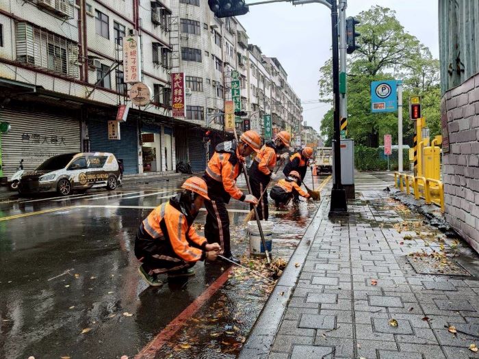起薪3.2萬元 新北環保局招考儲備駕駛、清潔隊員 64 《圖說》清潔隊員於雨天執行路面清掃勤務。〈環保局提供〉