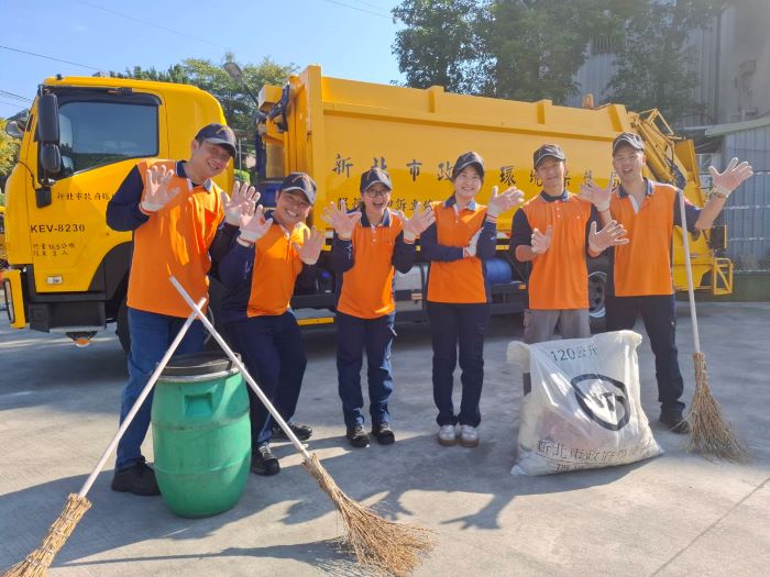 起薪3.2萬元 新北環保局招考儲備駕駛、清潔隊員 62 《圖說》有興趣報考民眾可上環保局官網查詢簡章踴躍報名。〈環保局提供〉