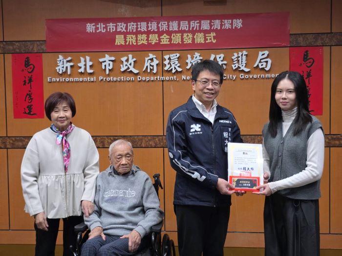 守護城市無名英雄 陳輝善心捐百萬獎助學金 27 《圖說》環保局長程大維頒發獎狀--邱子珊同學。〈環保局提供〉