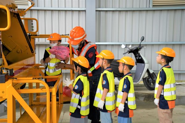 親子一起學環保 新北小小清潔隊員體驗營1/26報名 22 《圖說》小小清潔隊員將垃圾丟入垃圾車,體驗垃圾清運的過程。〈環保局提供〉