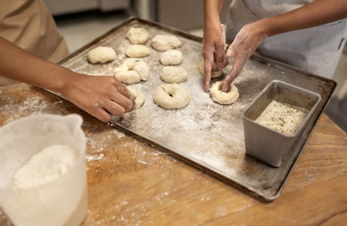 年前缺工潮來臨!供應鏈面臨挑戰 勤億揭示「液蛋五大客製化」成產線轉型關鍵 示意圖/隨著 2026 農曆春節備貨旺季來臨,餐飲與食品加工業面臨嚴峻的缺工海嘯。(擷取自免費圖庫freepik)