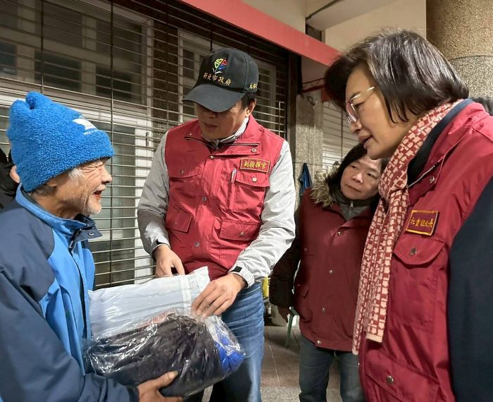 強烈冷氣團來襲 新北啟動低溫關懷夜訪露宿街友 3 《圖說》副市長朱惕之和社會局長李美珍(右1)副局長吳淑芳(右2)訪視街友,並致贈禦寒衣物。〈社會局提供〉