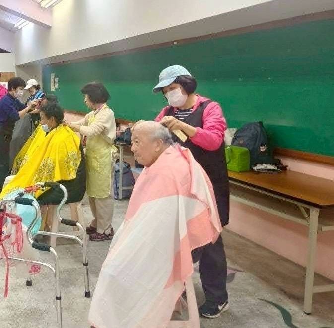 鼓勵街友歲末送暖 三重紳士協會關懷餐會十年不輟 35 《圖說》新北市女子美容商業同業公會到場為街友義剪。〈社會局提供〉