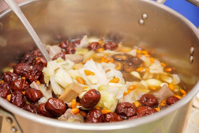 暖胃弱勢家戶 新北中醫師公會結合藥廠捐藥膳包 6 《圖說》捐贈會場用藥膳包加入紅棗、枸杞及高麗菜等燉煮,一時香味四溢。〈社會局提供〉