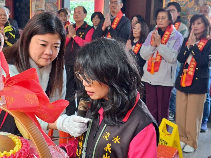 感念父母恩及集應廟尪公祖庇佑 詹淑媚捐第四輛復康巴士給新北 38 《圖說》詹淑媚在捐贈時恭讀疏文,感念父母的養育之恩以及尪公祖的庇佑。〈社會局提供〉