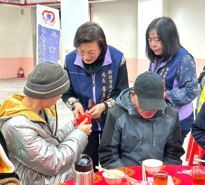 鼓勵街友歲末送暖 三重紳士協會關懷餐會十年不輟 34 《圖說》社會局長李美珍和副局長吳淑芳到場參加並致贈街友紅包。〈社會局提供〉