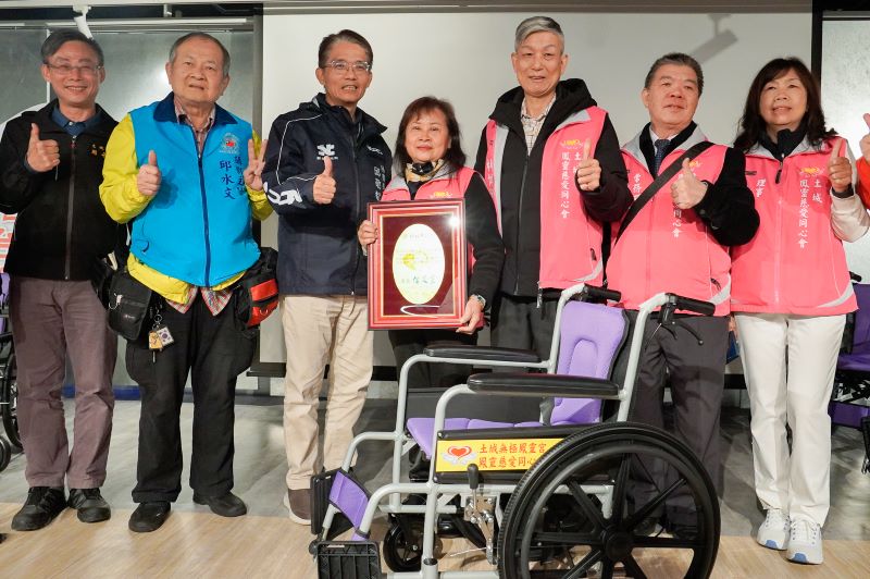善心企業團體讓愛輪轉 9單位合捐新北305台輪椅 39 《圖說》新北市府秘書長邱敬斌(左3)代表侯友宜市長回贈感謝牌給土城鳳靈慈愛同心會理事長黃妙鳳(左4),左1為土城區長周晉平。〈社會局提供〉