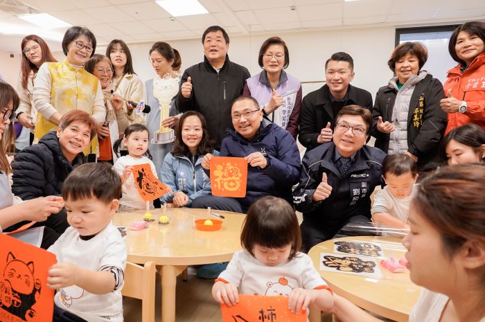 新北公托突破130家 泰山中山、板橋柏翠同步啟用 45 《圖說》新北市長侯友宜、副市長劉和然與家長及幼兒互動,一起DIY章蓋印春聯。〈社會局提供〉