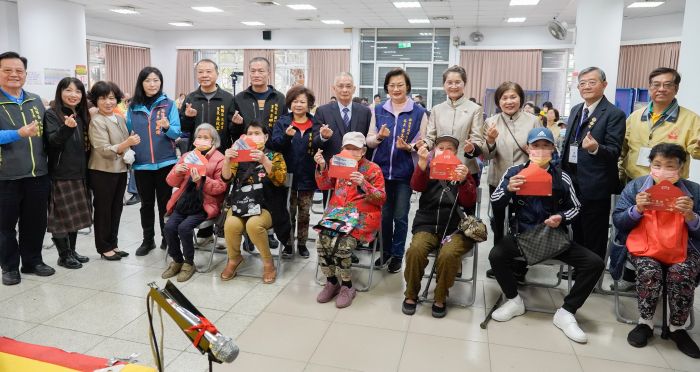 溫馨關懷 天慈愛心功德會「讓愛飛揚」點亮弱勢家戶希望 56 《圖說》天慈愛心功德會結合各界善心,長年於新北地區舉辦「點亮希望 讓愛飛揚」愛心關懷公益活動。〈社會局提供〉
