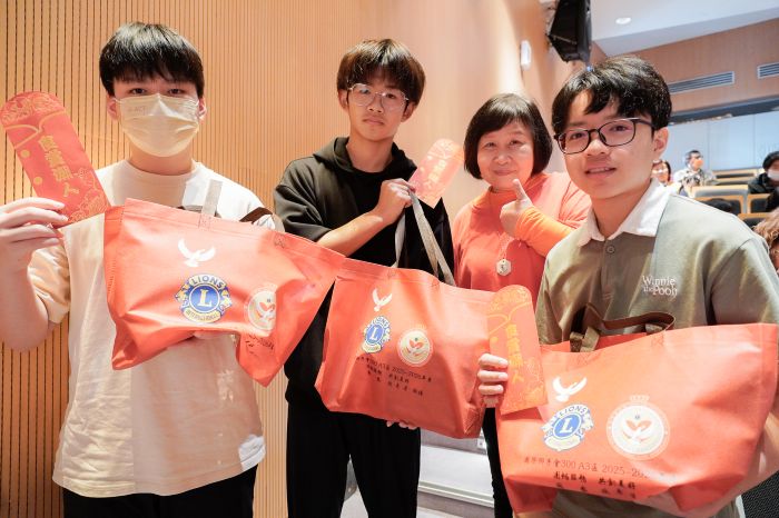 陪新北兒少提前歡樂過年 獅子會300A3區紅包傳情 7 《圖說》小衛星兒少開心收下2,000元紅包和愛心物資包。〈社會局提供〉