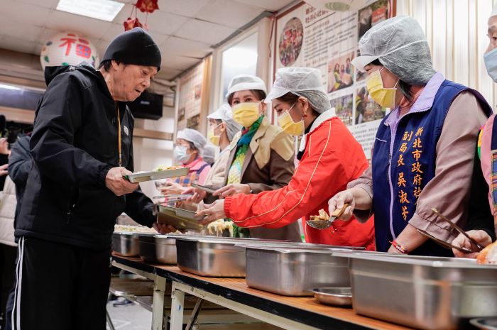 娛樂牡丹心據點長輩 〈台灣優質生命〉獻藝又送暖 27 《圖說》社會局副局長吳淑芳(右起)和王彩樺、陳亞蘭一起幫忙長輩打菜。〈社會局提供〉