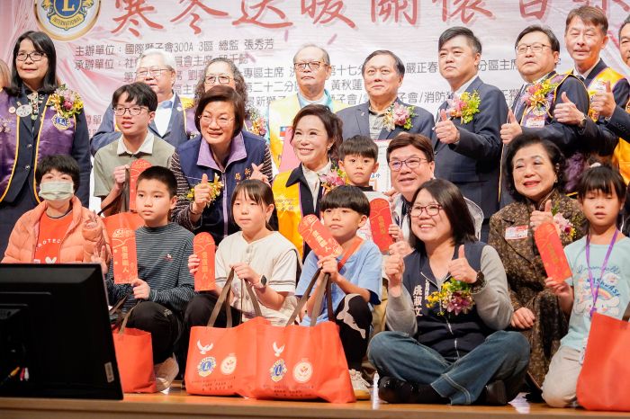 陪新北兒少提前歡樂過年 獅子會300A3區紅包傳情 6 《圖說》國際獅子會300A3區發放365份2,000元的紅包,以及愛心物資包,送給弱勢孩童。新北市社會局長李美珍〈第二排左三〉和台北市社會局長姚淑文都到場參加。〈社會局提供〉
