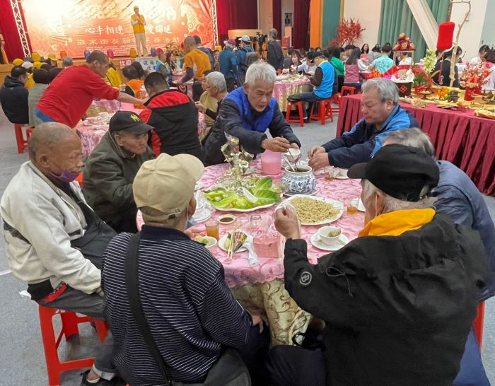 點亮星空照亮街角 〈善悅〉歲末圍爐關懷街友 58 《圖說》新北市善悅關懷協會在新莊區元亨寺台北講堂,舉辦街友圍爐關懷活動。〈社會局提供〉