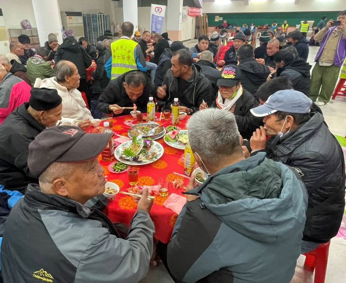 鼓勵街友歲末送暖 三重紳士協會關懷餐會十年不輟 36 《圖說》三重紳士協會24日晚間在光興市民活動中心舉辦「114年關懷街友、歲末惜福餐會」。〈社會局提供〉