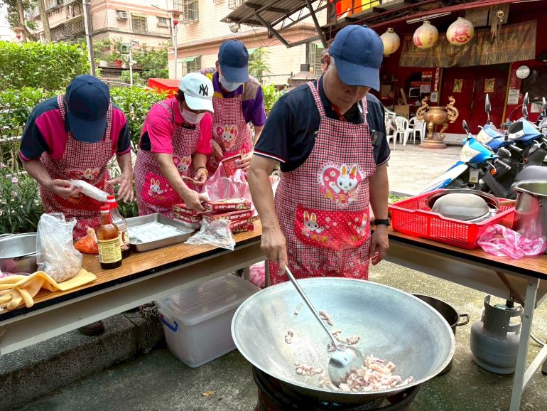 「性平陪根」成果亮眼 新北表揚6績優區公所 13 《圖說》土城區公所「女力爆棚 v.s 型男主廚」性平體驗中,由男性成員擔任主廚與送餐服務,透過角色互換,翻轉家務分工的性別刻板印象。〈社會局提供〉