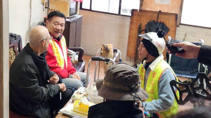 娛樂牡丹心據點長輩 〈台灣優質生命〉獻藝又送暖 28 《圖說》藝人白雲(左2)和莊凱勛(右1)隨雙鳳里長潘素娥送餐到獨居長輩簡伯伯家中,並噓寒問暖。〈社會局提供〉