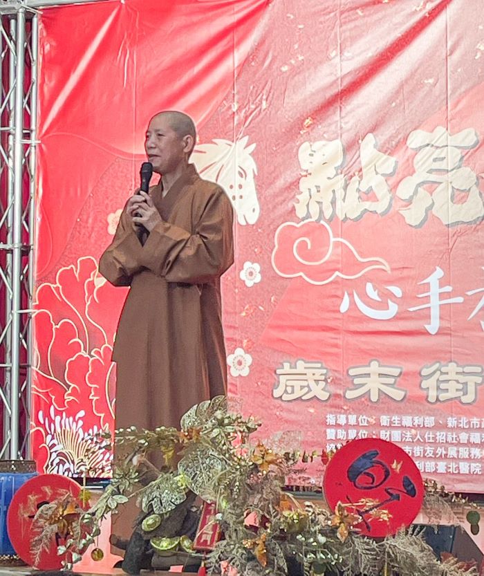 點亮星空照亮街角 〈善悅〉歲末圍爐關懷街友 56 《圖說》元亨寺釋蓮心法師表示,街友圍爐關懷活動已舉辦7年,規模每年擴大。〈社會局提供〉