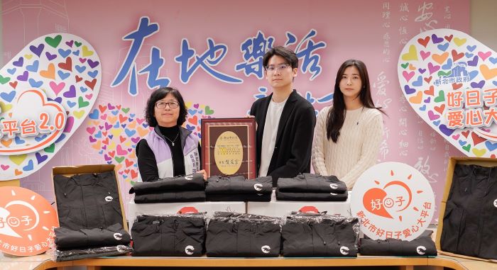 守護老少更溫暖 鍇睿國際攜手新北電競總會捐1,850件外套 43 《圖說》社會局副局長許秀能代表侯友宜市長回贈感謝牌給鍇睿國際數位公司執行長顏宥騫(中)及副總經理顏佑伊(右)。〈社會局提供〉