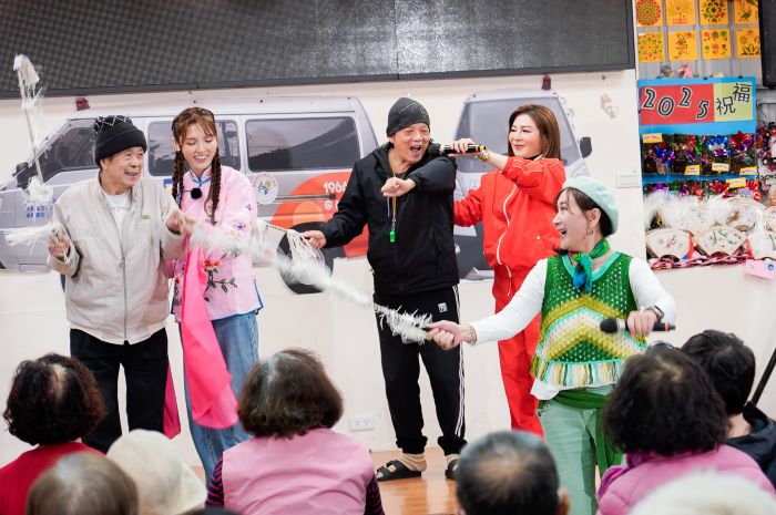 娛樂牡丹心據點長輩 〈台灣優質生命〉獻藝又送暖 25 《圖說》知名歌仔戲演員陳亞蘭教長輩如何拿象徵馬鞭的藤竹揮打,台上右1為王彩樺。〈社會局提供〉