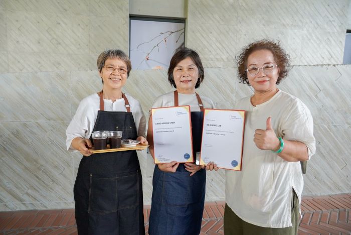 「性平陪根」成果亮眼 新北表揚6績優區公所 14 《圖說》鶯歌區公所開設咖啡師培力專班,協助中高齡婦女取得咖啡師證照。〈社會局提供〉