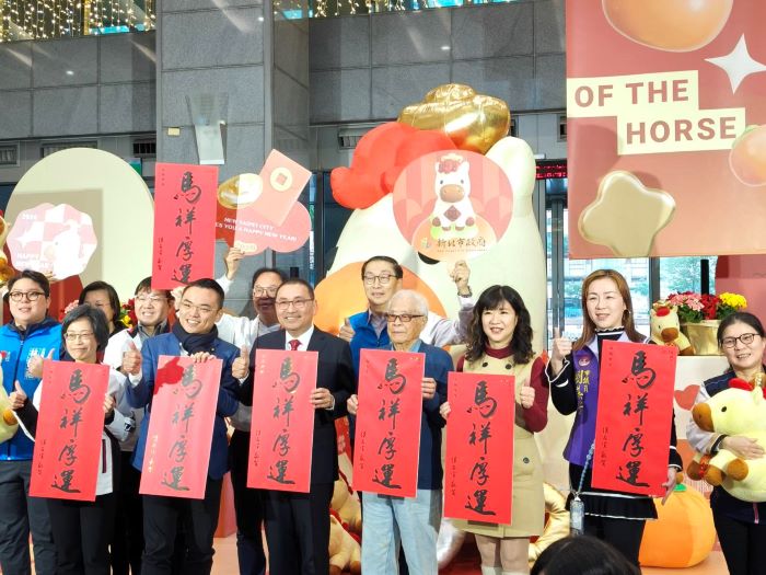 新北迎馬年推「馬祥厚運」春聯、福袋 7 《圖說》市長侯友宜今日發布全新設計的「馬祥厚運」春聯,並同步亮相「馬上賺錢」新春福袋記者會合影。〈記者葉柏成攝〉