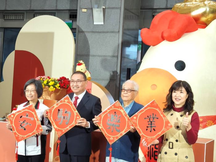 新北迎馬年推「馬祥厚運」春聯、福袋 6 《圖說》侯友宜與與百歲人瑞及秘書處長祝惠美〈左一〉、經發局長盛筱蓉〈右一〉書寫「安駒樂業」四字。〈記者葉柏成攝〉