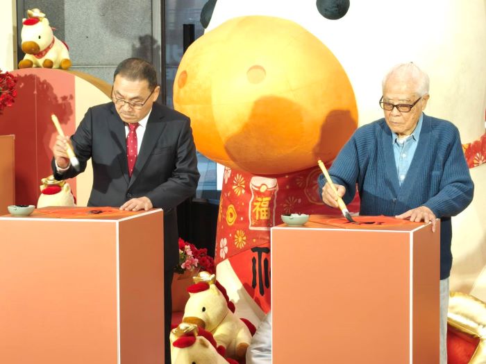 新北迎馬年推「馬祥厚運」春聯、福袋 8 《圖說》市長侯友宜與百歲人瑞當場揮毫春聯。〈記者葉柏成攝〉