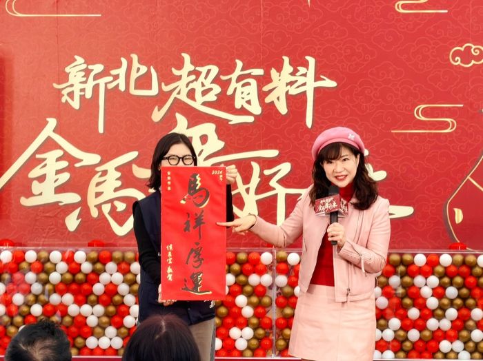 滿額抽萬元年菜 新北年貨市集千元年貨一元起標 50 《圖說》經發局長盛筱蓉表示,今年結合商圈、市場及新北各大場館,共同推出「新北超有料+金馬舞好康」系列活動,促進地方經濟發展,讓更多在地業者共同受惠。〈經發局提供〉