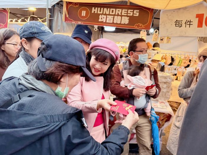 滿額抽萬元年菜 新北年貨市集千元年貨一元起標 52 《圖說》經發局長盛筱蓉與現場民眾一起迎接新年,並發放新北市「馬祥厚運」的福袋予民眾。〈經發局提供〉