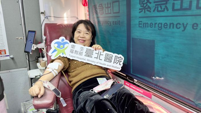 寒冬血庫吃緊 臺北醫院、新莊獅子會捲袖號召熱血救人 38 《圖說》臺北醫院廖素玲秘書長期捐血,認為捐血不僅能助人,還促進代謝更健康。〈臺北醫院提供〉