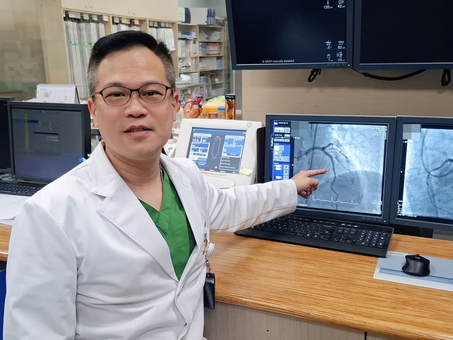 介入治療新紀元 臺北醫院引進「血管內震波碎石術」 4 《圖說》黃啟銘主任指出,透過血管內震波碎石術擊碎嚴重的鈣化沉積,進而安全完成氣球擴張與支架置放。〈臺北醫院提供〉