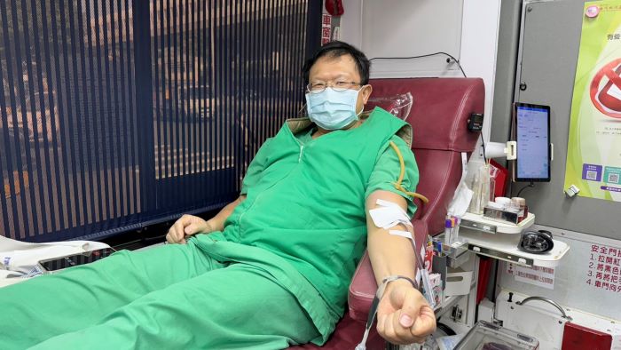 寒冬血庫吃緊 臺北醫院、新莊獅子會捲袖號召熱血救人 37 《圖說》臺北醫院麻醉科陳晏波主任是定期捐血人,利用空檔來捐血。〈臺北醫院提供〉