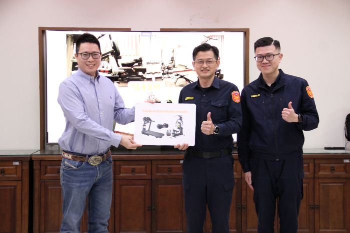 獲贈健身器材 頭前派出所員警健康添能量 11 《圖說》中華民國長期照護推廣協會理事長陳昱翔致贈健身器材合影,左起:陳昱翔理事長、新莊分局長陳保緒、頭前派出所所長王昱翔。〈新莊分局提供〉