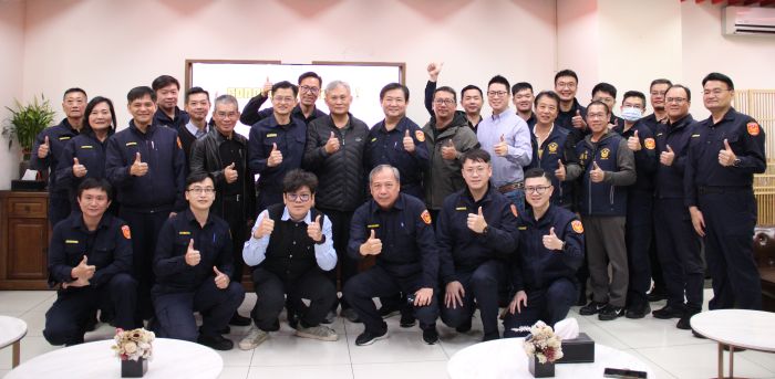 獲贈健身器材 頭前派出所員警健康添能量 13 《圖說》捐贈儀式合照。〈新莊分局提供〉