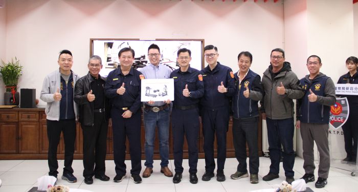 獲贈健身器材 頭前派出所員警健康添能量 12 《圖說》貴賓合影,左起:頭前警友站副站長鍾禮全、立委吳秉叡服務處總督導葉德盛、警察局副局長林武宏、捐贈單位理事長陳昱翔、新莊分局長陳保緒、頭前派出所所長王昱翔、頭前警友站站長陳國德、市議員林秉宥、頭前警友站秘書游承璋。〈新莊分局提供〉